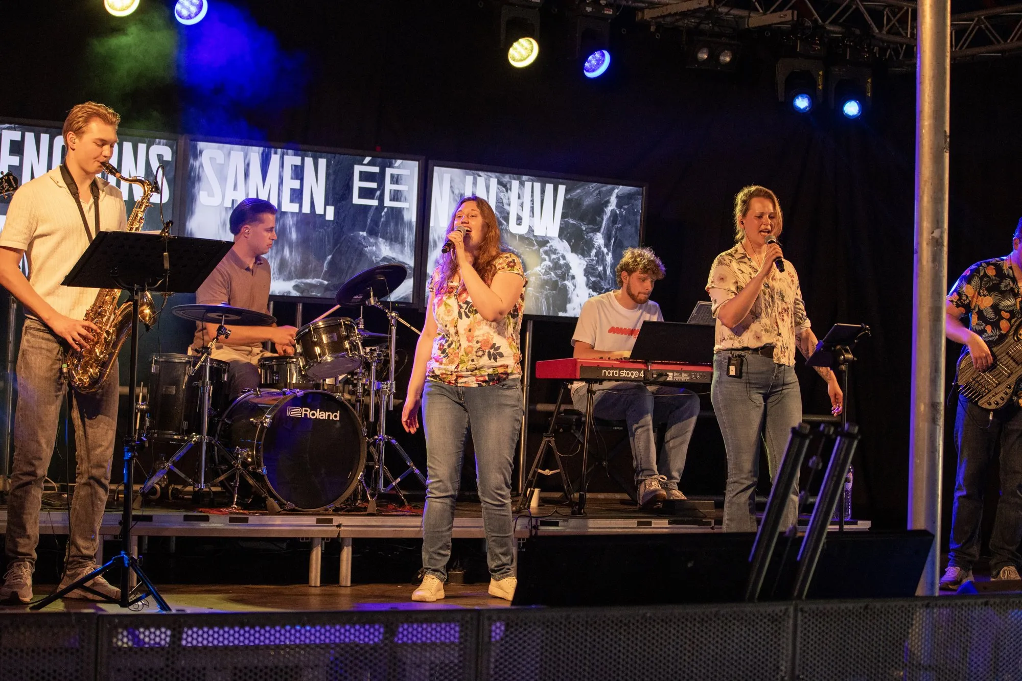 De Samen Praise Band op het podium van Zing voor de Koning 2026