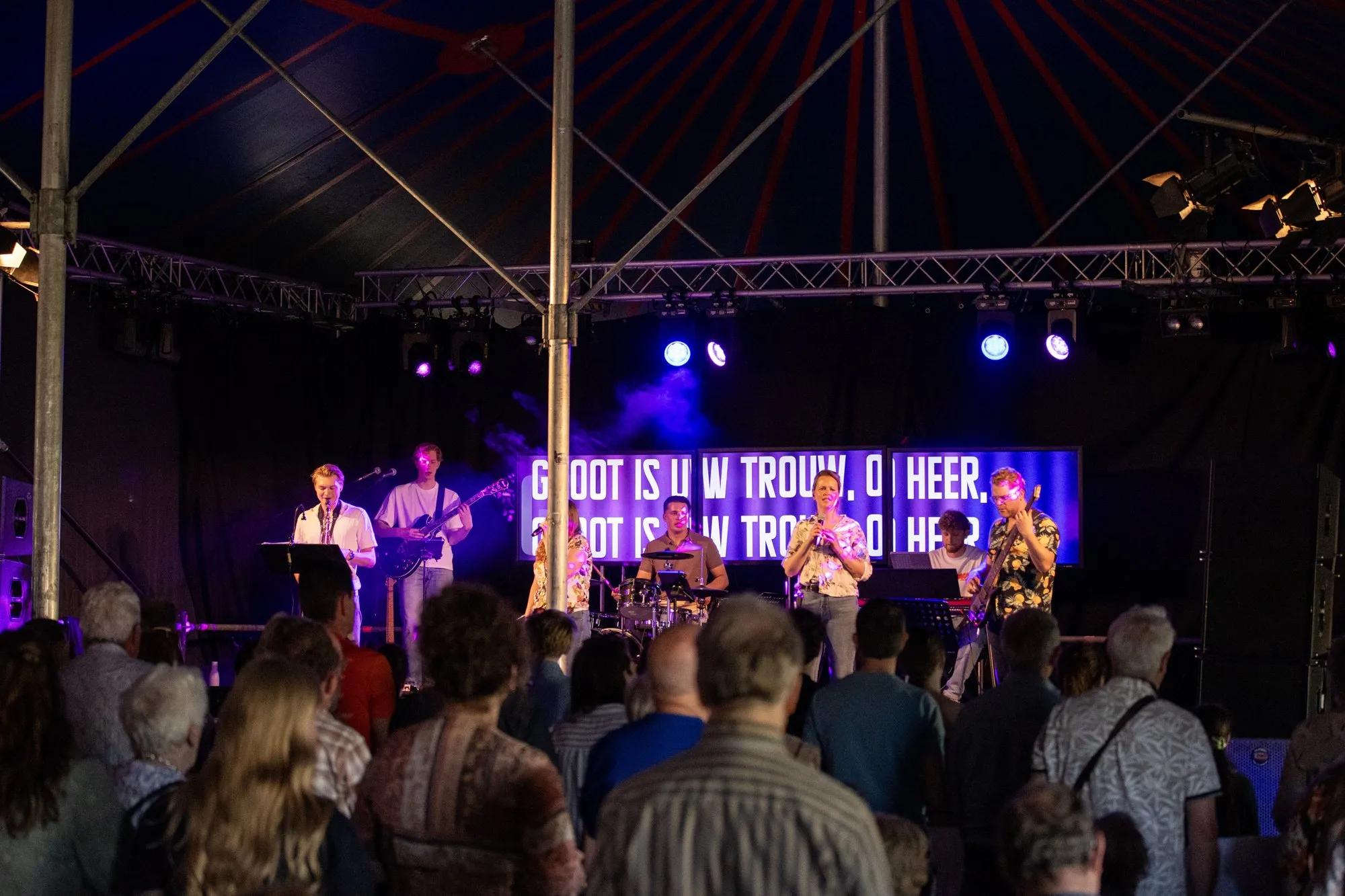 Publiek in de festivaltent tijdens Zing voor de Koning 2026