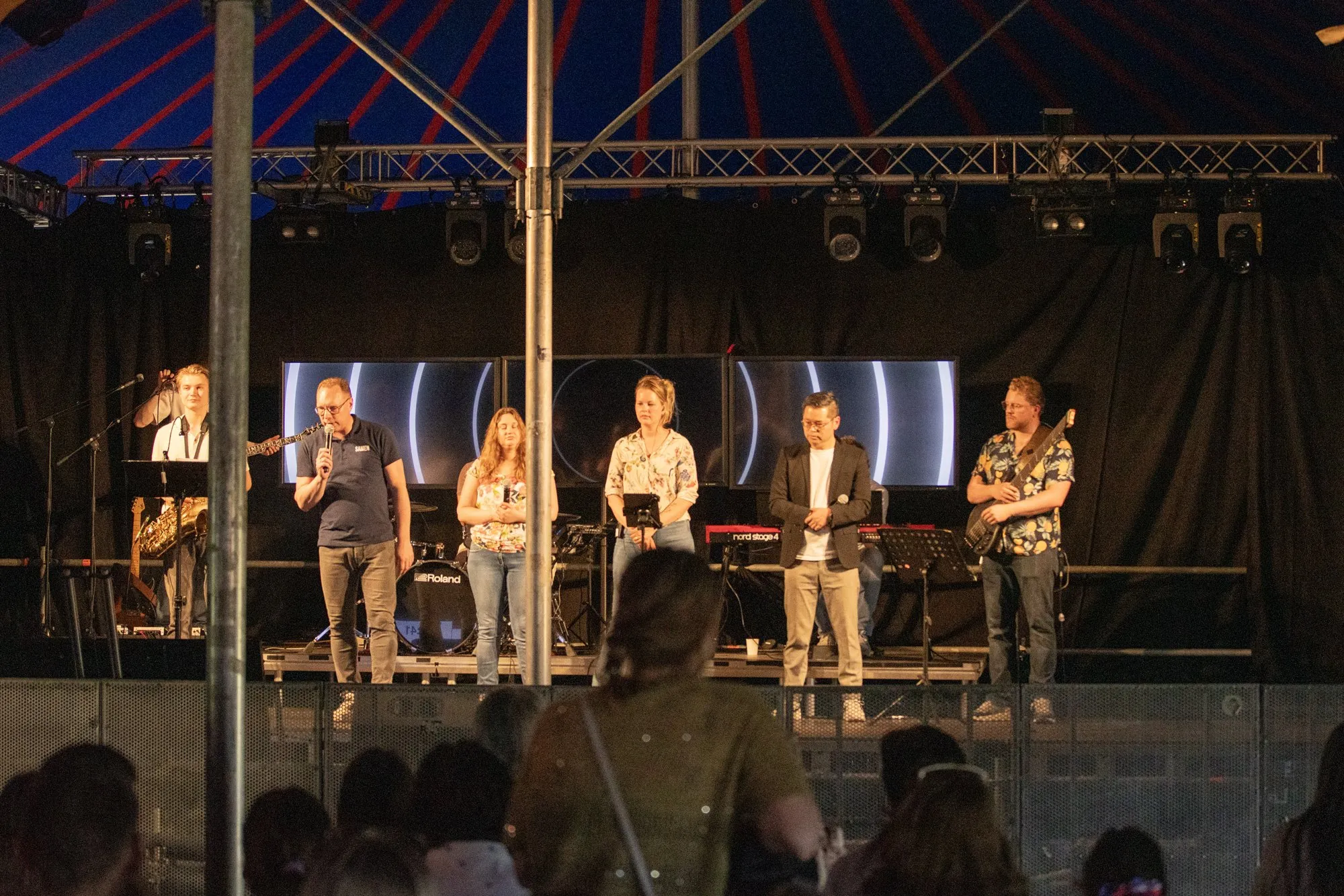 Het podium in de festivaltent met de hele band
